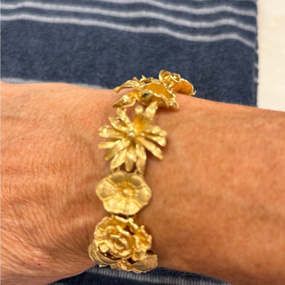 Elegant Gold Floral Bracelet - Picture 6 of 7